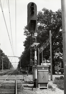 157393 Afbeelding van een lichtsein van de N.S. met cijferbak langs de spoorlijn bij Helmond, kort na de electrificatie ...